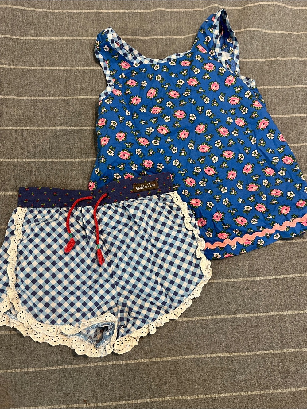 Adorable 2 piece outfit